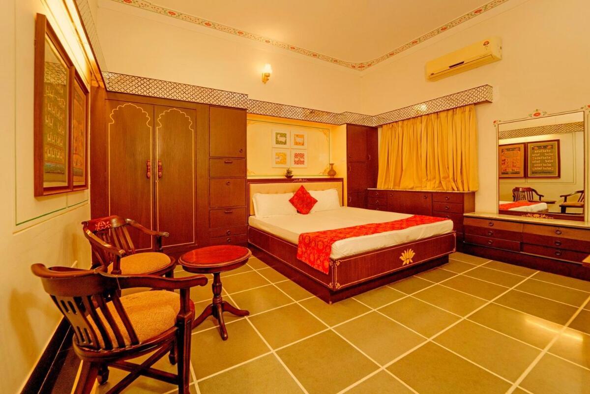 Santosh Villa - The House Of Antiques And Art Udaipur Exterior photo